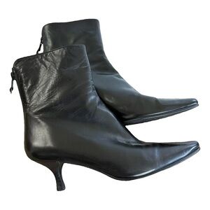 Stuart Weiztman Kitten Heel Black Leather ankle Boots square tip, black size 8